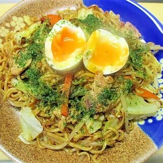 おひとりランチ☆野菜・豚肉焼きそば半熟卵添え